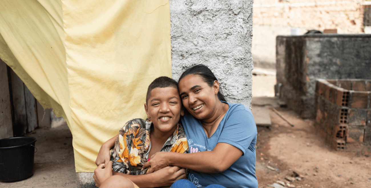 Patricia and Weslley hug_p