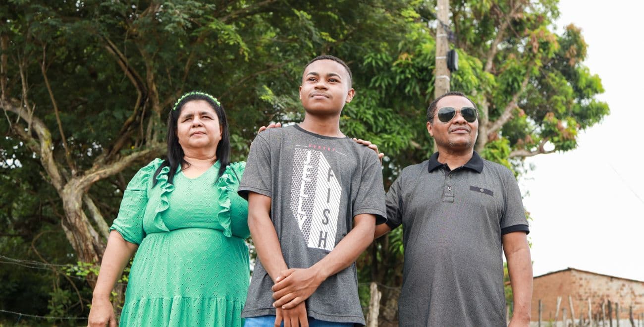 Marcelo standing between parents