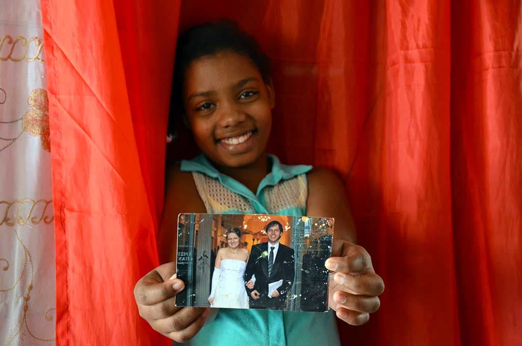 Yellssa holding a photo of her sponsors