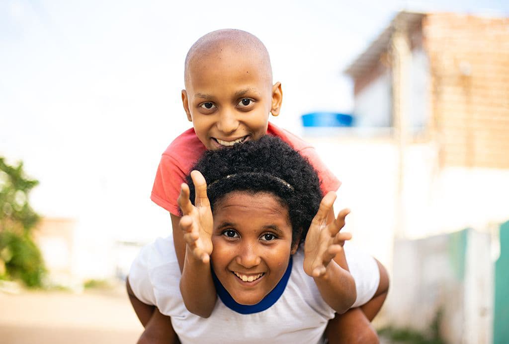 Kauany smiling with Tainara