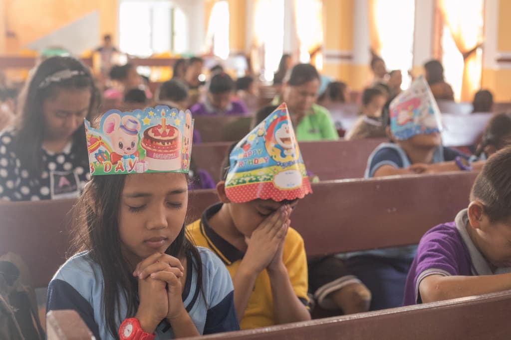 children praying