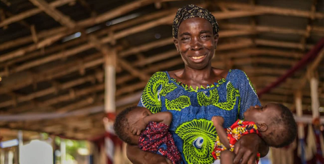 featured image Ankouvi holds her twins