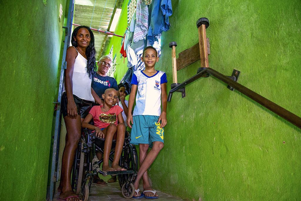 Kauany with her family in Brazil