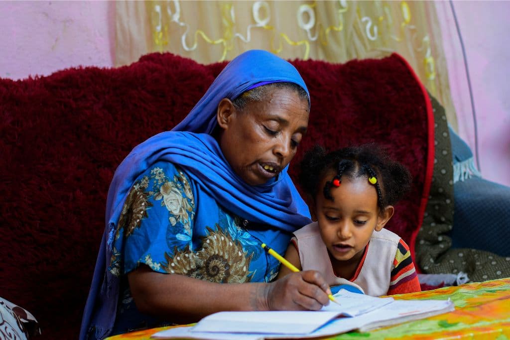 Aregash helps Letarik write