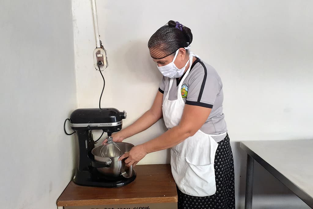 preparing emergency food in El Salvador