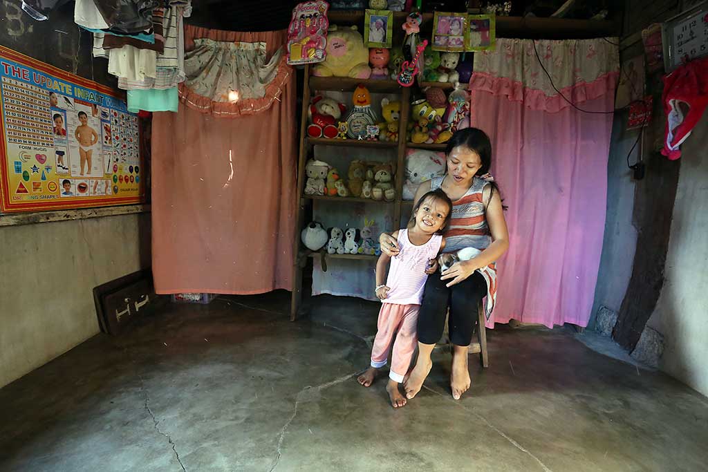 Mother and daughter in Philippines