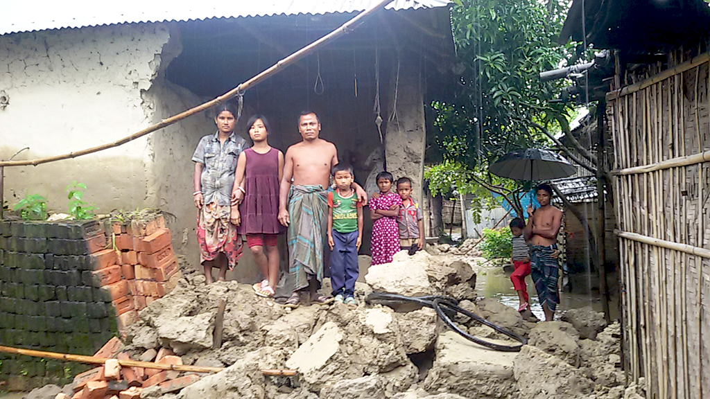 Bangladesh flooding collapsed home children and parents