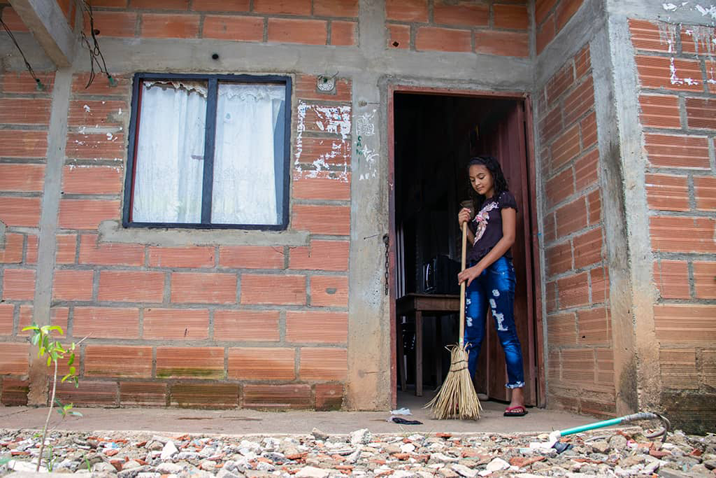 Dayana Colombia house chores